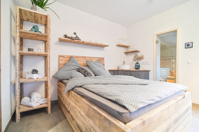 Großes Country Schlafzimmer im Loft-Style mit brauner Wandfarbe, Backsteinboden, Gaskamin, gefliester Kaminumrandung und gelbem Boden in Nürnberg