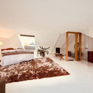 Imagen de dormitorio principal, minimalista, extra grande, sin chimenea, con paredes blancas, suelo de linóleo y suelo blanco