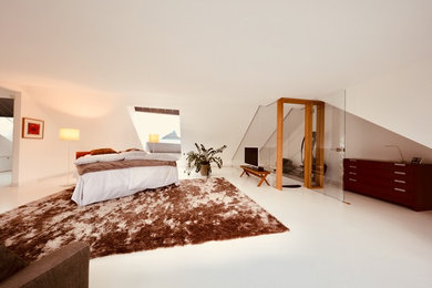 Geräumiges Modernes Hauptschlafzimmer ohne Kamin mit weißer Wandfarbe, Linoleum und weißem Boden in Dortmund