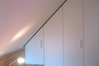 Foto de dormitorio principal contemporáneo de tamaño medio con paredes blancas y moqueta