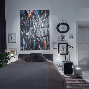 Mittelgroßes Modernes Hauptschlafzimmer mit weißer Wandfarbe, hellem Holzboden und weißem Boden in Berlin