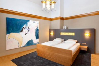 シュトゥットガルトにあるコンテンポラリースタイルのおしゃれな主寝室 (淡色無垢フローリング)
