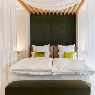 Modernes Schlafzimmer mit weißer Wandfarbe, Teppichboden und weißem Boden in Frankfurt am Main