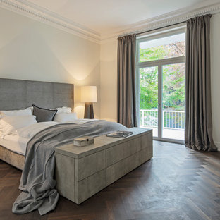 Großes Modernes Hauptschlafzimmer ohne Kamin mit weißer Wandfarbe, dunklem Holzboden und braunem Boden in Frankfurt am Main