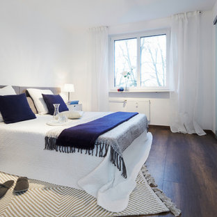 Mittelgroßes Modernes Hauptschlafzimmer ohne Kamin mit weißer Wandfarbe, dunklem Holzboden und braunem Boden in Nürnberg