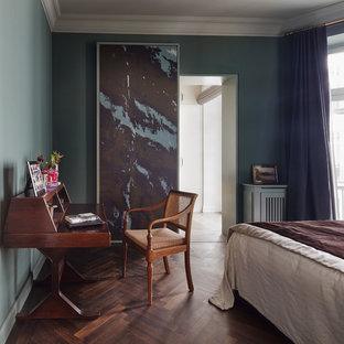 Modelo de dormitorio bohemio, de tamaño medio, sin chimenea, con paredes azules y suelo de madera en tonos medios