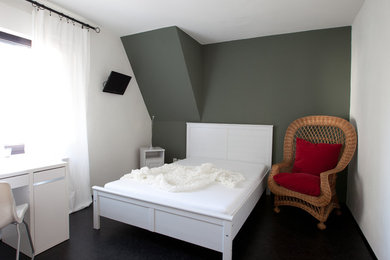 Mittelgroßes Modernes Gästezimmer mit grauer Wandfarbe, Vinylboden und schwarzem Boden in Essen