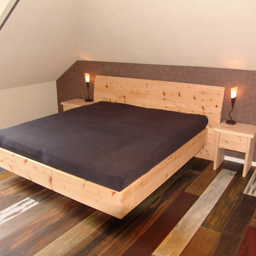 Zirbenschlafzimmer - Zirbenbett und Nachtkonsole