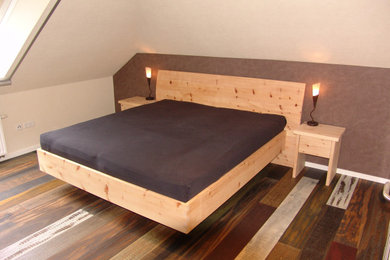 Diseño de dormitorio principal contemporáneo grande con paredes marrones, suelo de corcho y suelo marrón