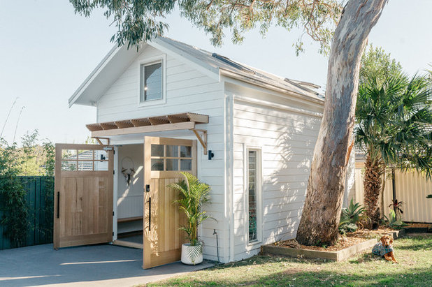 Beach Style Granny Flat or Shed by Fabric Architecture