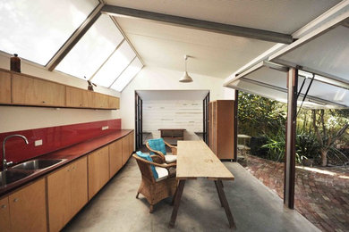 Идея дизайна: маленький отдельно стоящий домик для гостей в стиле лофт для на участке и в саду
