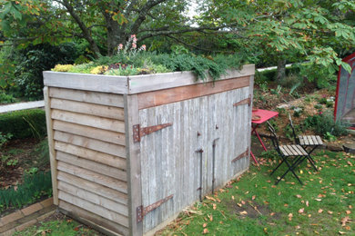 Источник вдохновения для домашнего уюта: маленький отдельно стоящий сарай на участке в стиле фьюжн для на участке и в саду