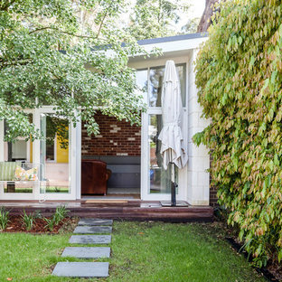Photo of a midcentury detached granny flat in Melbourne.