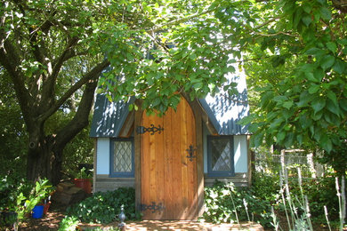 Cette image montre un petit abri de jardin séparé traditionnel.