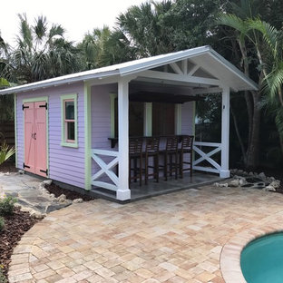 Small tropical detached shed and granny flat in Tampa.