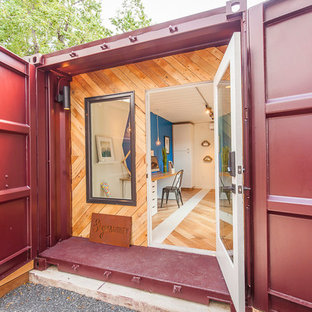 Inspiration for a small transitional detached granny flat in Austin.