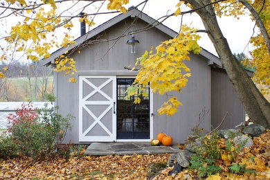 Inspiration för en mellanstor lantlig garage och förråd