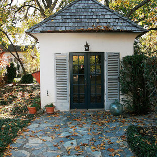 Idées déco pour un abri de jardin séparé classique de taille moyenne avec un abri de jardin.