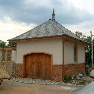 Photo of a mid-sized country detached garden shed in Philadelphia.