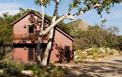 Houzz Tour: A Nature-Loving Compound Relaxes Into the Landscape