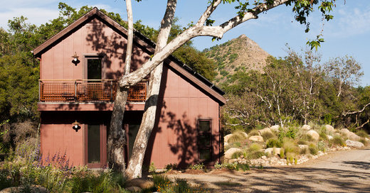 Houzz Tour: A Nature-Loving Compound Relaxes Into the Landscape