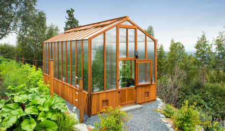 10 Things to Include in Your Greenhouse