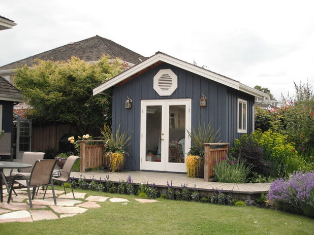 Traditional Granny Flat or Shed by Glenna Partridge Garden Design