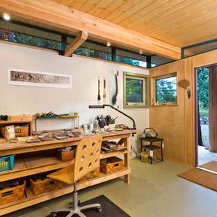 Modelo de estudio en el jardín rústico de tamaño medio