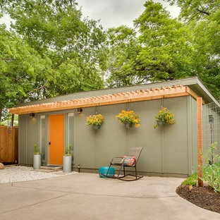 This is an example of a midcentury shed and granny flat in Dallas.
