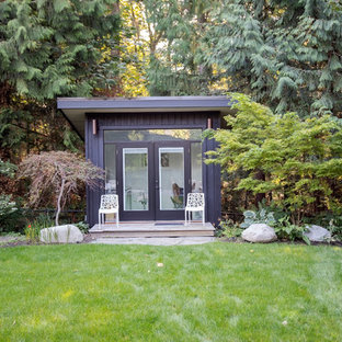 Photo of a small midcentury detached granny flat in Vancouver.