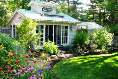 Exempel på en stor klassisk fristående garage och förråd, med växthus