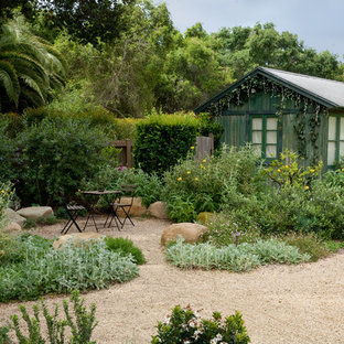 Exemple d'un abri de jardin romantique.