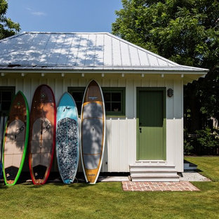 This is an example of a midcentury shed and granny flat in Charleston.
