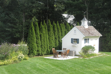 Aménagement d'un grand abri de jardin séparé classique.