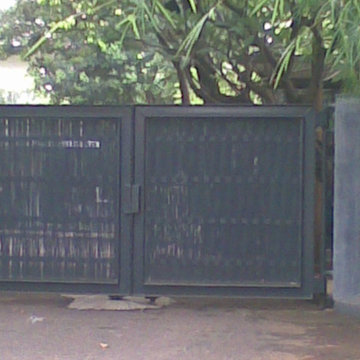 Pintu Swing Garasi