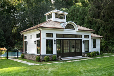 Cette image montre une maison d'amis séparée traditionnelle.