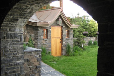 カルガリーにあるエクレクティックスタイルのおしゃれな物置小屋・庭小屋の写真