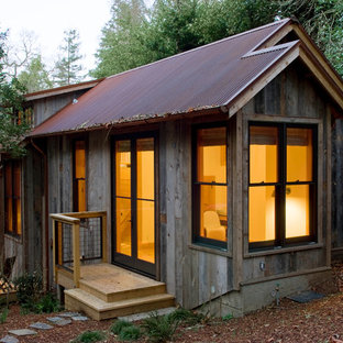 Example of a mountain style guesthouse design in San Francisco