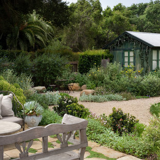 Réalisation d'un abri de jardin séparé méditerranéen de taille moyenne.