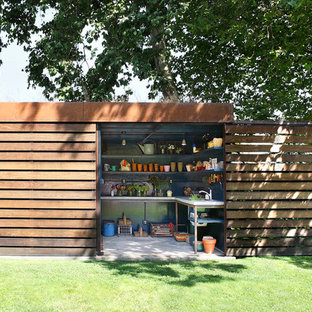 Réalisation d'un abri de jardin séparé design de taille moyenne.