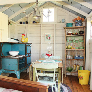 Example of a cottage chic guesthouse design in Columbus