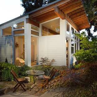 Photo of a small midcentury detached granny flat in Seattle.