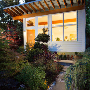 This is an example of a small midcentury detached granny flat in Seattle.