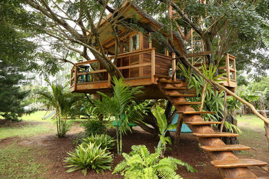 ハワイにある広いトロピカルスタイルのおしゃれな物置小屋・庭小屋の写真