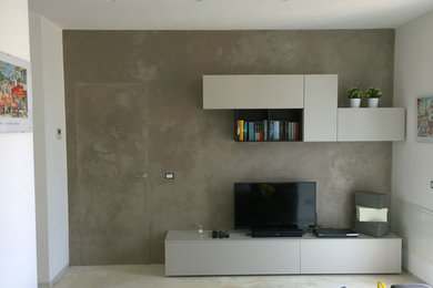 Idee per un piccolo soggiorno design chiuso con pareti grigie, nessun camino, TV autoportante e pavimento grigio