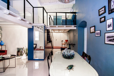Idee per un piccolo soggiorno contemporaneo con pareti blu