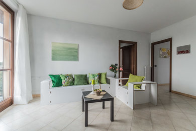 Foto di un soggiorno moderno di medie dimensioni e aperto con pareti bianche, pavimento con piastrelle in ceramica e nessun camino
