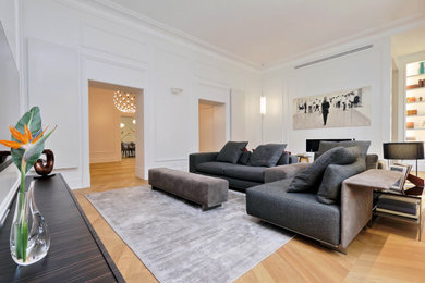 Foto di un soggiorno chic con pareti bianche e parquet chiaro