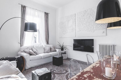 Foto di un soggiorno bohémian con pareti bianche e TV a parete
