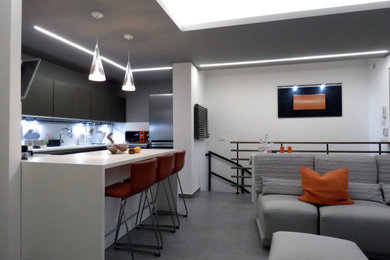 Foto di un piccolo soggiorno design aperto con pareti bianche, pavimento in gres porcellanato, TV autoportante e pavimento marrone